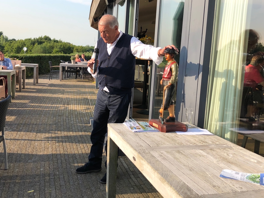 Anton reikt zijn eigen trofee uit aan de winnaar